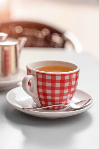 Красная Клетчатая Чашка Горячего Ароматного Утреннего Чая Столе Уличном Кафе — стоковое фото