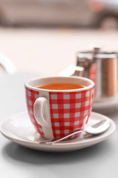 Утренняя Красная Чашка Свежим Черным Чаем Террасе Городского Кафе Пробками — стоковое фото