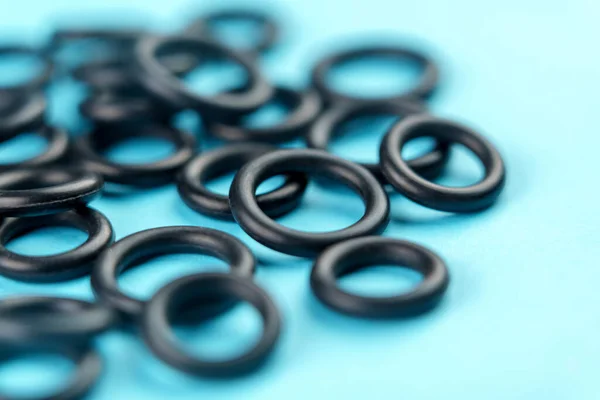 Rings Goma Elástica Negra Con Forma Geométrica Redonda Sobre Fondo — Foto de Stock