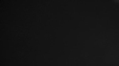 Siyah arkaplanda saç dökülme sorunu var.