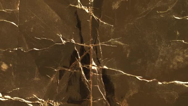 Золотая Абстрактная Морщинистая Смятая Поверхность Потрепанной Роскошной Оберточной Бумаги Покрытая — стоковое видео