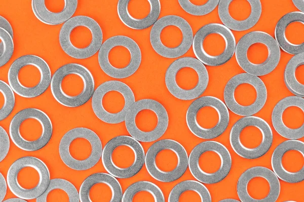 Abstract Heldere Oranje Achtergrond Met Metalen Ronde Ringen Bovenaanzicht Geometrische — Stockfoto