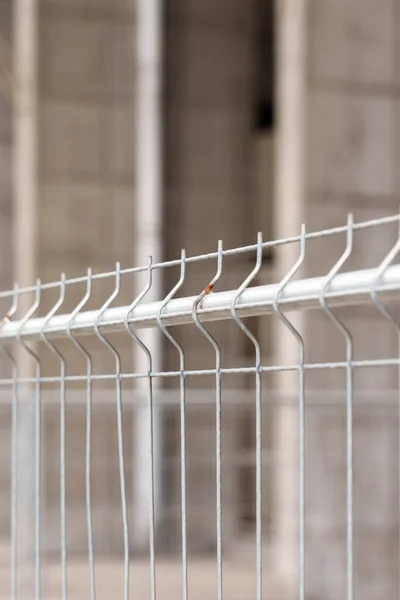 グレー亜鉛めっき鋼フェンスクローズアップの鋼メッシュセクション — ストック写真