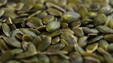 Balkabağı çekirdeği. Çiğ taze soyulmuş yeşil malzeme yakın plan. Döndürme