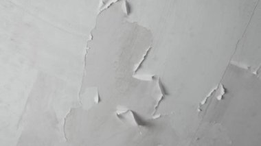 Banyo tavanına su ve nemden beyaz boya dökülüyor. Felaket ve çatıdaki bozulmanın sonucu.