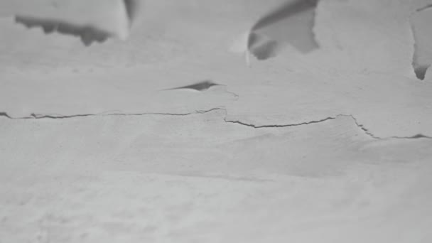 Ραγισμένο Ξεφλουδισμένο Στρώμα Λευκής Μπογιάς Στο Ταβάνι Του Μπάνιου Κατεστραμμένο — Αρχείο Βίντεο