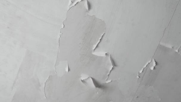 Ξεφλούδισμα Λευκής Μπογιάς Στο Ταβάνι Του Μπάνιου Από Υγρασία Και — Αρχείο Βίντεο