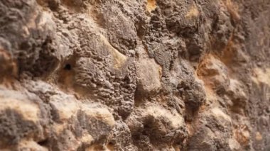 Küflü taş duvar ve çürümüş çimento. Grunge dokusu yakın çekim