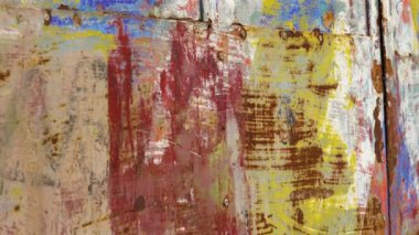 Soyut renkli grunge renkli duvar, parlak boya ve pas lekeli yüzey.