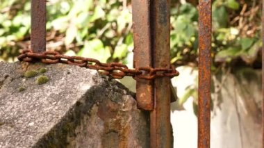 Paslı zincir ile terk edilmiş girişin kilitli kapısı.