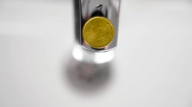 Banyodaki musluğa 20 sent. Ekonomik su tüketimi kavramsal fikri. Mali ev bütçesi tasarruf kavramı.