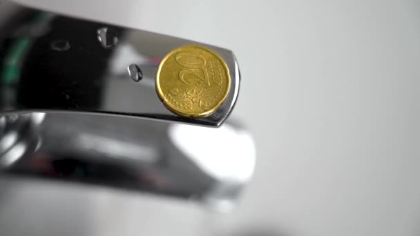 Europäische Münze Einem Wasserhahn Die Idee Geld Und Finanzen Für — Stockvideo