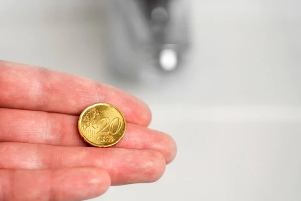 Europeiskt Mynt Handen Ett Badrum Med Vattenkran Effektiv Konsumtion Finansiellt — Stockfoto