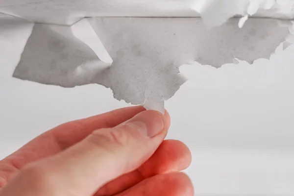 Tavandan Eski Beyaz Bir Boya Tabakasını Elle Yakın Plan Çekerek — Stok fotoğraf