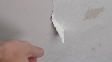 Banyo tavanındaki el boyası rutubet ve su sızıntısı yüzünden çürüyor.