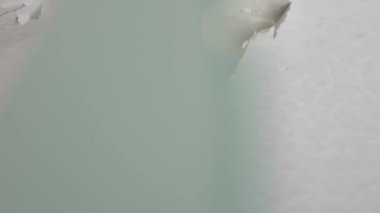 Banyo tavanının boyası soyuluyor rutubet ve su sızıntısı yüzünden çürüyor.