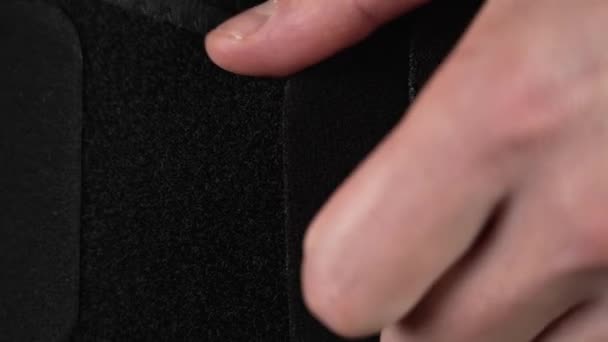 Zwarte Klittenband Lumbale Orthopedische Ondersteuning Riem Close — Stockvideo