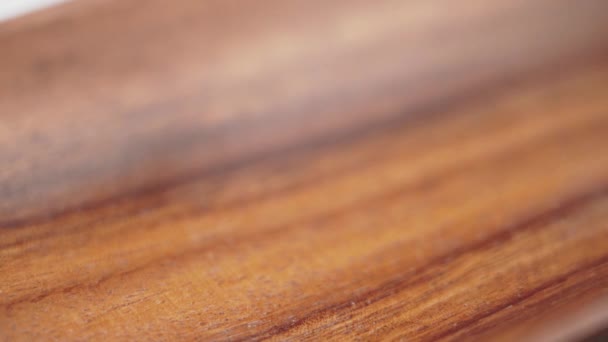 Geschälte Walnusskerne Gleiten Auf Einer Rustikalen Braunen Holzschale Trockene Nusskerne — Stockvideo