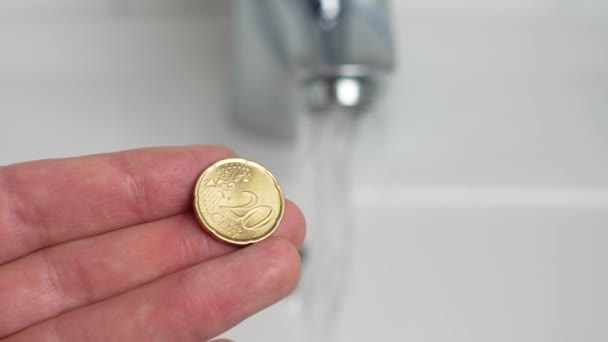 Munten Hand Waterkraan Badkamer Het Concept Van Consumptie Besparing Van — Stockvideo