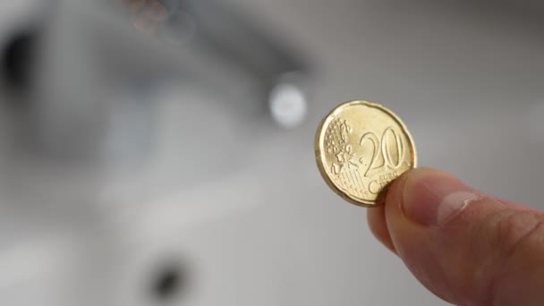 Moneta Europejska Ręku Łazience Kranem Skuteczna Koncepcja Finansowa Konsumpcji Skupienie — Wideo stockowe