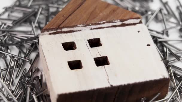木制房子的形象 旧的破烂不堪的建筑在一堆金属修补钉中 改善和翻新住房的想法 — 图库视频影像