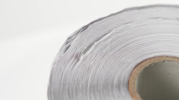 在白色背景上卷起纸卷 旋转回收的纤维素 — 图库视频影像