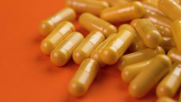 Capsule Mediche Colorate Gialle Farmaceutiche Uno Sfondo Creativo Arancione Brillante — Video Stock