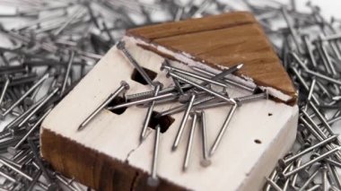 Metal çivi yığınının içindeki bir binanın ahşap maketi. Ev yapımı ve yeniden inşa konsepti. Bir fikrim var.