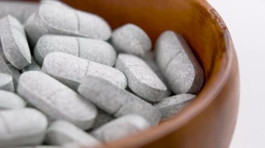 Tryptophan yatıştırıcı haplar ahşap kırsal konteynırda. Depresyon ve uykusuzluğa iyi gelir. Doğal eczacılık antidepresanları. Döndürme