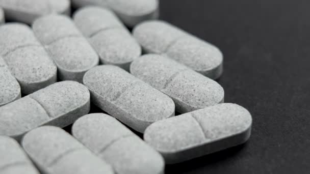 Tabletki Farmaceutyczne Czarno Makro Obrót Koncepcja Ubezpieczenia Zdrowotnego — Wideo stockowe