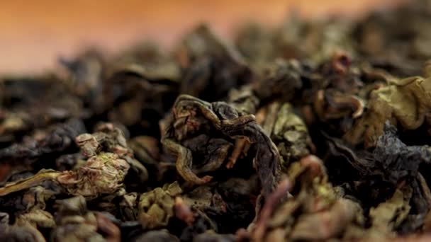 Υψηλής Ποιότητας Κινέζικο Πράσινο Τσάι Αποξηραμένα Φύλλα Κοντά Μια Ξύλινη — Αρχείο Βίντεο