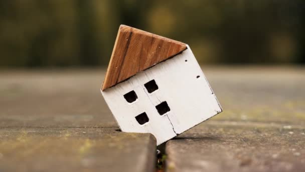 Miniatur Rumah Kayu Dengan Retakan Papan Istirahat Outdoor Ide Asuransi — Stok Video