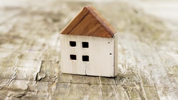 Risse Beschädigten Holzhaus Miniatur Auf Einem Alten Brett Konzeptionelle Sicht — Stockvideo