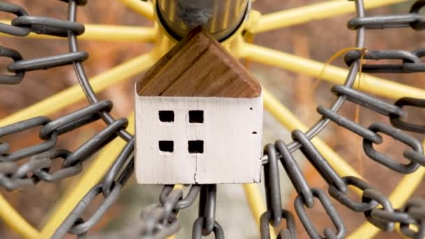 木结构破碎的房子用金属链锁住了 家庭安全和保险概念 — 图库视频影像