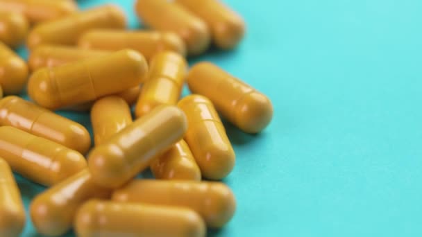 Cápsulas Color Amarillo Médico Sobre Fondo Azul Color Medicamentos Farmacéuticos — Vídeo de stock