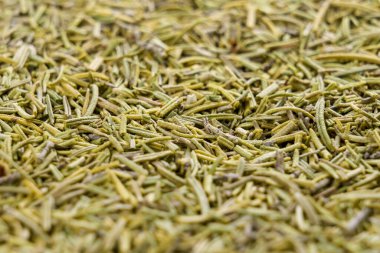Organik kurutulmuş Rosemary baharatı. Kuru, kokulu, iğne kokulu yapraklar. Makro
