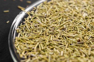 Organik kurutulmuş Rosemary baharatı. Kuru, kokulu, iğne kokulu yapraklar. Makro