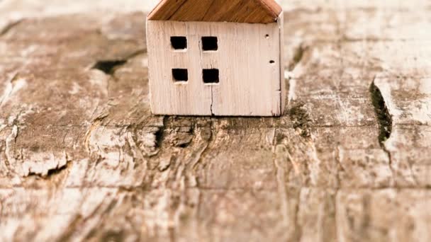 Gebrochenes Holzhausmodell Auf Einem Grunge Board Idee Wirtschaftskrise Konkurs Und — Stockvideo