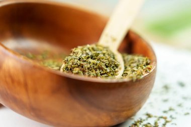 Bambu kaşığında kurutulmuş kekik yapraklı kurutulmuş kekik sosu.