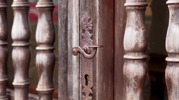 Puerta Ornamental Madera Antigua Con Mango Hierro Elegante Cerca — Vídeo de stock