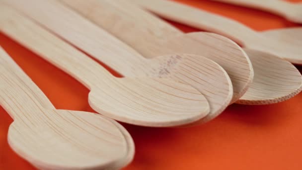 Cuillères Jetables Bois Bambou Sur Fond Orange Vif Ustensiles Cuisine — Video