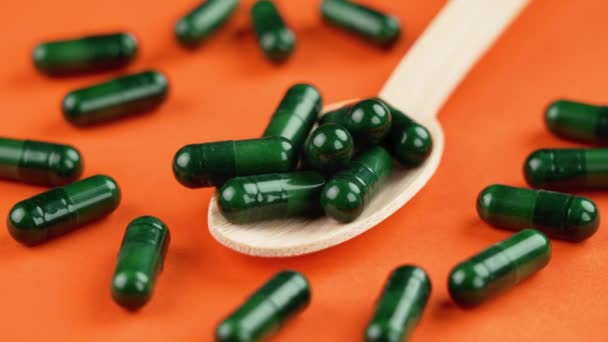 Green Supplement Capsules Alternative Dietary Herbal Medicine Herbal Extracts Vitamins — Stock Video