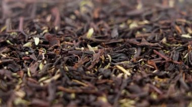 Kurutulmuş siyah çay yaprakları ve kekik otu. Kuru, sağlıklı bitkisel şifa maddesi. Döndürme