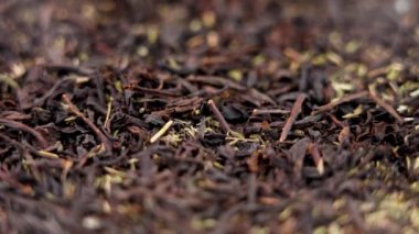 Kekikli çay yaprakları yavaş çekimde düşüyor. Şifalı bitki içeceği. Döndürme