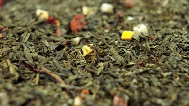Зеленый Фруктовый Чай Сушеные Листья Близко Вращение — стоковое видео