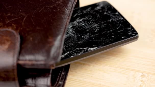 Broken Smartphone Brown Leather Wallet Bankruptcy Insurance Concept — Vídeo de Stock