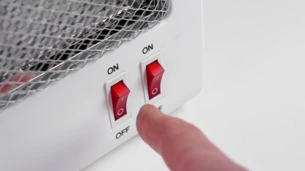 Osoba Przełączająca Elektryczny Ogrzewacz Domowy Podczerwień Poprzez Naciśnięcie Czerwonego Przycisku — Wideo stockowe