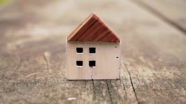 Deprem konsepti. Sallanıyor ve yıkılıyor ahşap ev modeli. Yaklaş.