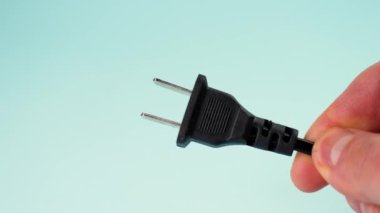 Yakın plan mavi arkaplanlı Amerikan elektrik prizi