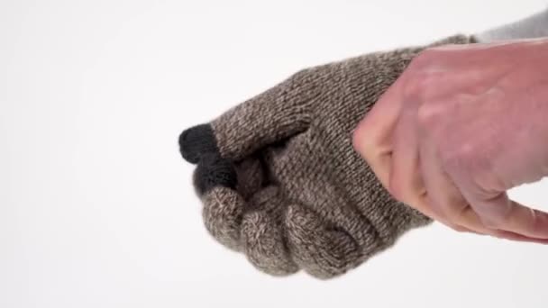 Ein Mann Zieht Warme Bequeme Winterhandschuhe Auf Weißem Hintergrund Aus — Stockvideo